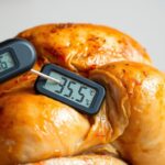W jakiej temperaturze piec kurczaka – idealne parametry pieczenia W jakiej temperaturze piec kurczaka